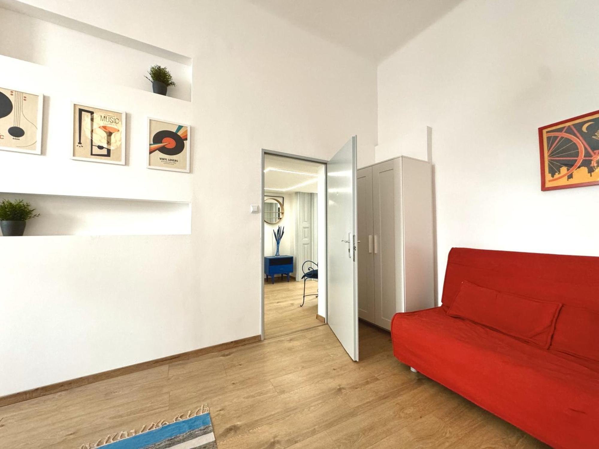 Apartment On In The Center 3 Br *